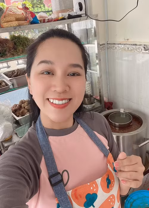 Hiện tại, vợ chồng Hồng Phượng mở quán bún bò. Ảnh: FBNV.