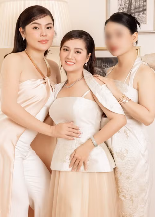 Con gái NSƯT Vũ Linh xinh đẹp, trẻ trung hơn nhờ chỉnh sửa răng, trang điểm kỹ lưỡng và mặc tinh tế hơn. Ảnh: FBNV.