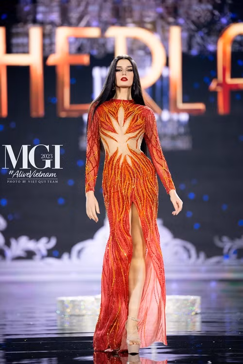 Melissa Bottema cao 1m76. Đại diện Hà Lan là người mẫu, huấn luyện viên thể hình. Melissa từng lọt top 20 Miss Intercontinental 2022 - Hoa hậu Liên lục địa 2022. Hiện tại, đại diện Hà Lan được kỳ vọng làm nên chuyện trong chung kết Hoa hậu Hòa bình Quốc tế 2023.