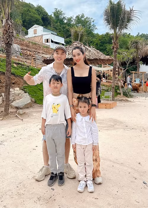 Cuối năm 2018, Ưng Hoàng Phúc - Kim Cương tổ chức đám cưới hoành tráng. Cặp đôi có hai con chung: Nguyễn Quốc Minh sinh năm 2016 và Nguyễn Ngọc Minh Hà sinh năm 2019. Ảnh: FBNV.
