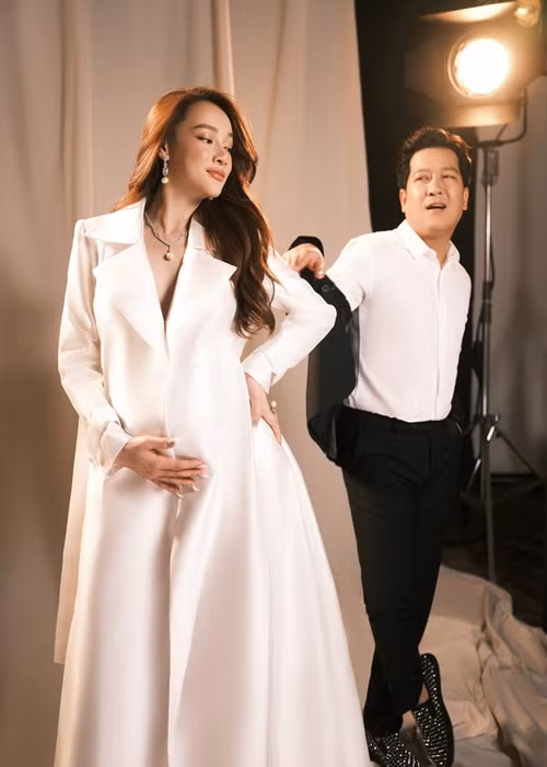 "Mười Khó" hài hước chia sẻ: "Đang yên đang lành thì vợ lôi đi chụp hình".