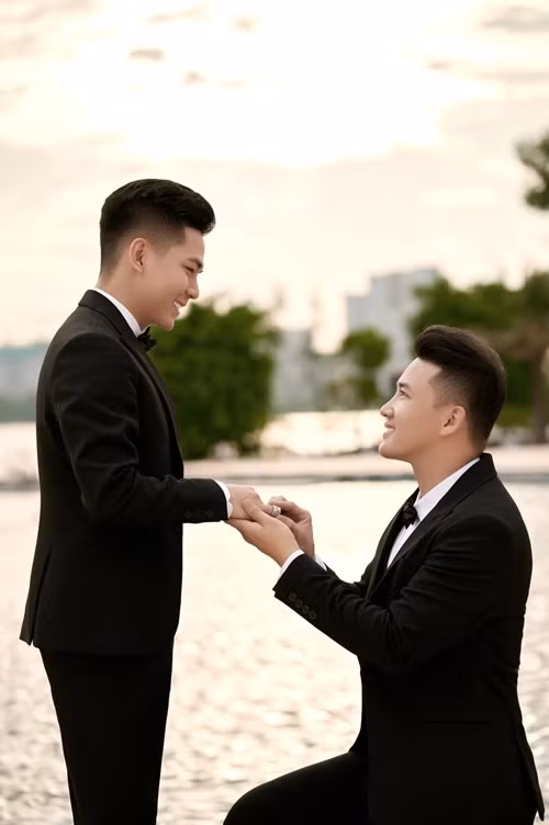 Hà Trí Quang quỳ gối, cầu hôn Thanh Đoàn cách đây không lâu. Ảnh: FBNV.