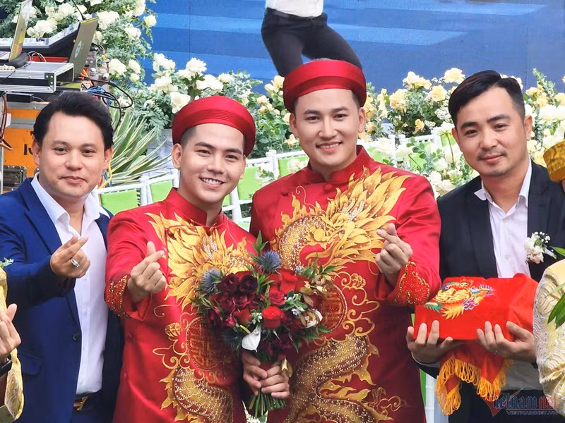  Hà Trí Quang - Thanh Đoàn tổ chức lễ ăn hỏi vào ngày 19/10. Hà Trí Quang chia sẻ trên Dân Trí, thời điểm này là lúc anh và người yêu cần có một "mắt xích" rõ ràng hơn, gắn kết mối quan hệ để cả hai tự tin nói với mọi người rằng họ là "một gia đình thật sự". Ảnh: Vietnamnet.