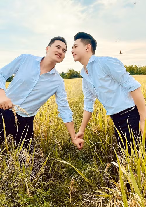 Cặp đôi nắm tay, nhìn nhau đắm đuối. Ảnh: FBNV.