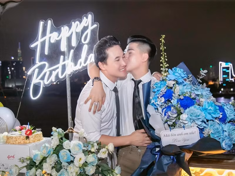 Thanh Đoàn hôn má Hà Trí Quang dịp sinh nhật. Ảnh: FBNV.