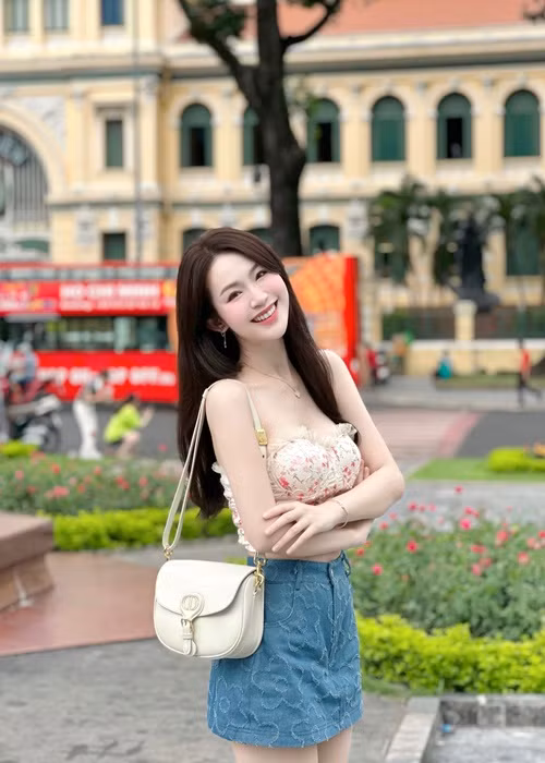 Bản sao Thu Thảo cho biết, cô quyết định tham gia Miss Cosmo Vietnam 2023 - Hoa hậu Hoàn vũ Việt Nam 2023 vì được câu nói "Tôi luyện nên tôi" truyền cảm hứng. Ảnh: FBNV.