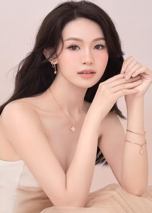 Sau Hoa hậu Việt Nam 2020, người đẹp quê Nghệ An không dấn thân showbiz. Ảnh: FBNV.