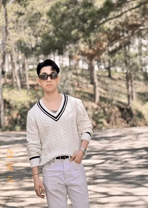 Về ồn ào bị kiện, đại diện ca sĩ Dương Edward chia sẻ, khi thực hiện series Khúc họa tình năm 2021 họ đã tìm nhưng không thấy thông tin chủ sở hữu tác phẩm phái sinh Mộng uyên ương hồ điệp. Họ trao đổi với công ty giữ bản quyền tác phẩm gốc tại Trung Quốc và nhận thông tin "không có đơn vị nào sở hữu độc quyền bài này ở Việt Nam, không làm việc với công ty nào là HT Productions". Sau khi liên hệ xin phép đầy đủ, Dương Edward quay video hát cover bài Mộng uyên ương hồ điệp. Ảnh: FBNV.