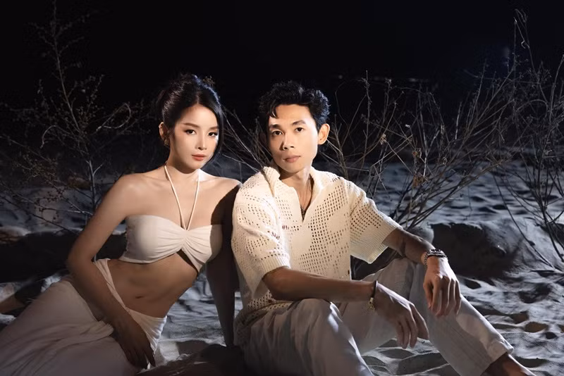 Để tiếp cận Mie, Hồng Thanh mời cô cộng tác trong một số dự án. Nữ DJ khá bất ngờ khi được đàn anh chọn đóng viral clip. Hồng Thanh không phải là gu của Mie. Chỉ đến khi cả hai nắm tay quay chung một bài hát thì lúc đó Mie mới rung động. Sau khoảng hơn 1 tháng, Mie đồng ý làm bạn gái của Hồng Thanh. Ảnh: FBNV.