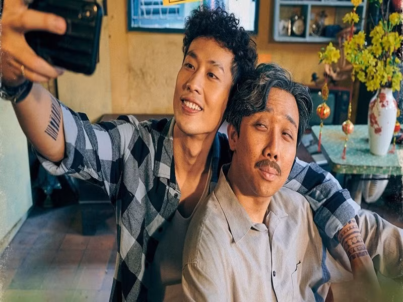 Theo Vietnamnet, Bố già thu hút 5 triệu khán giả vào thời điểm dịch COVID-19 và liên tục xô đổ mọi kỷ lục doanh thu, đánh bại cả các bom tấn doanh thu tỷ USD của Hollywood để leo lên top 1 danh sách các phim có doanh thu cao nhất. Ảnh: Vietnamnet.