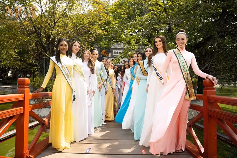 Mới đây, ban tổ chức mở cổng bình chọn giải thưởng Best in Áo dài. 6 thí sinh giành chiến thắng sẽ có cơ hội để thể hiện bản thân cũng như tham dự cuộc trò chuyện trực tiếp đặc biệt cùng chủ tịch cuộc thi - ông Mr.Nawat về việc chinh phục chiếc vương miện danh giá được tổ chức vào ngày 8/10.