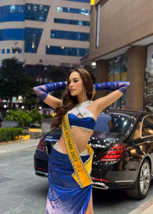 Hoa hậu Lê Hoàng Phương khoe body "cực cháy" với trang phục cắt xẻ táo bạo.
