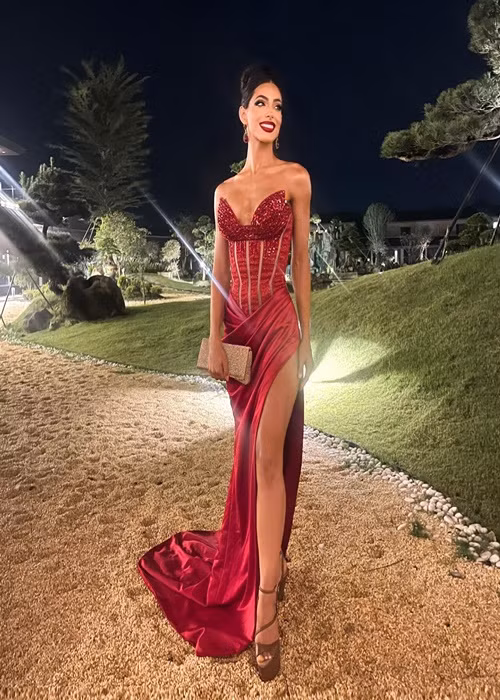 Đại diện Mỹ khoe vóc dáng quyến rũ với váy áo cắt xẻ. Ảnh: Instagram.