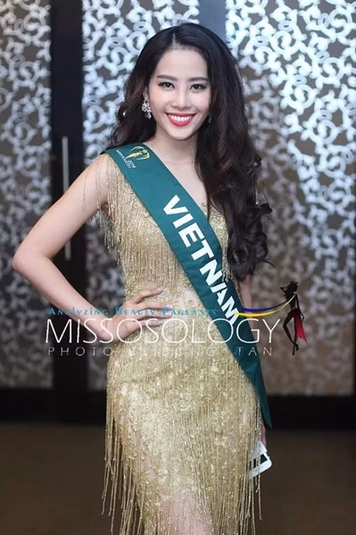 Nam Em lọt top 8 Hoa hậu Trái đất 2016 cùng hàng loạt giải thưởng phụ của cuộc thi: Hoa hậu ảnh, Huy chương bạc phần thi tài năng và trình diễn trang phục dạ hội, Top 3 Dự án Môi trường xuất sắc nhất. Ảnh: Missosology.