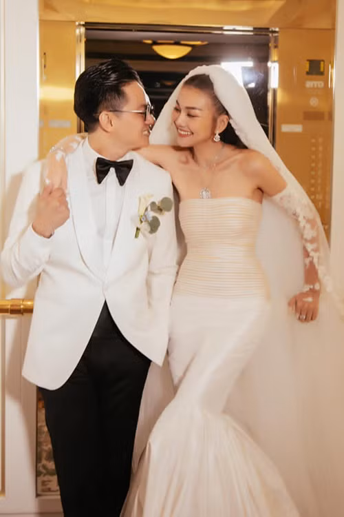 Diễn viên Bình Minh cho biết, vợ chồng Thanh Hằng đều thân thiết với anh. "Chúc mừng hạnh phúc hai người bạn thân thiết của Bình Minh. Rồi họ cũng đã tìm thấy nhau", Bình Minh chia sẻ. Ảnh: FBNV.