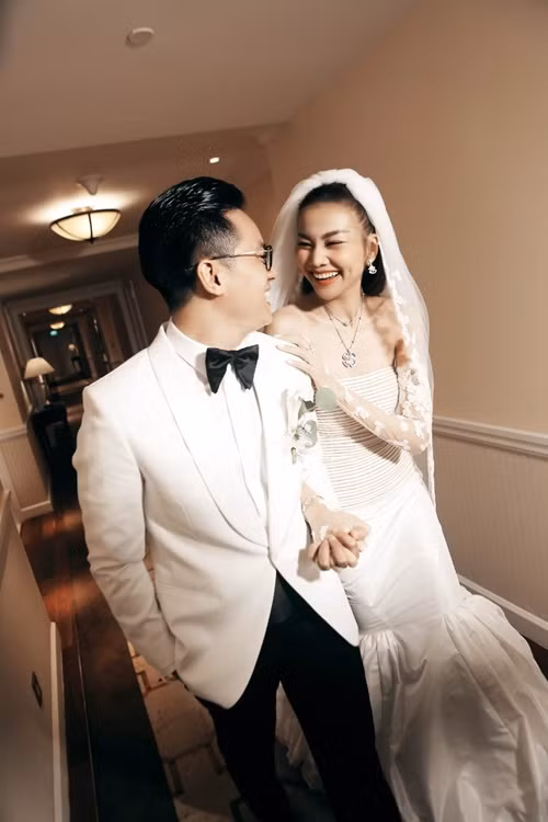 Bạn bè, đồng nghiệp đều vui mừng khi Thanh Hằng lên xe hoa ở tuổi 40. Ảnh: Vietnamnet.
