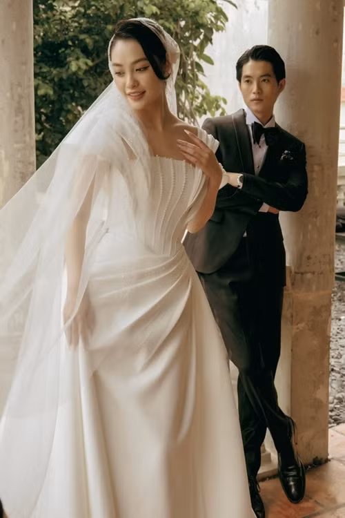  Hoa hậu Nông Thúy Hằng vừa bị đồn sắp kết hôn khi diện váy cưới. Chia sẻ với Sinh Viên Việt Nam, người đẹp phủ nhận tin đồn. Ảnh: Sinh Viên Việt Nam.