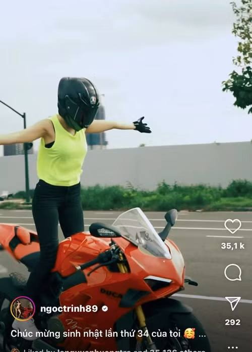 Trước đó, Ngọc Trinh lái xe mô tô và tạo nhiều dáng nguy hiểm. Hình ảnh Ngọc Trinh "diễn xiếc" khiến dư luận bức xúc. Ảnh: Người Lao Động.