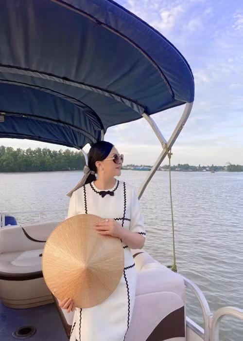 Theo Quang Lê, ca sĩ Như Quỳnh hẹn hò một người đàn ông kém cô 12 tuổi.