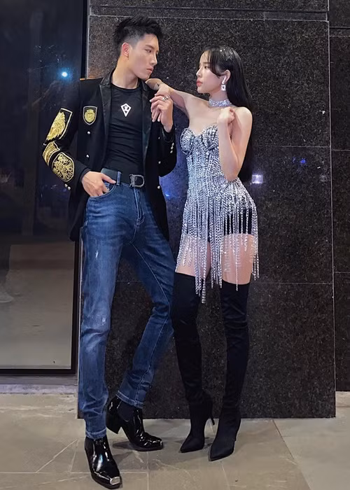 Anh Tú còn gọi Lyly là bé. "LoveLy - EP đầu tiên của nhỏ hàng xóm ấp ủ từ lâu đã được phát hành. Anh tự hào về bé nhiều lắm", nam ca sĩ viết.