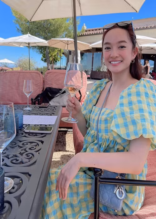 Ngoài đóng phim, Kaity Nguyễn còn điều hành công ty riêng. Công ty của người đẹp quản lý các nghệ sĩ Trang Hí, Trịnh Thảo.