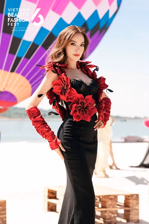 Ở giải thưởng Miss Popular Vote, tính đến 11h ngày 21/10, Lê Hoàng Phương xếp thứ hai (28%), sau đại diện Indonesia (35%). Người đẹp giành chiến thắng giải thưởng này sẽ vào thẳng top 10 chung cuộc. Ảnh: Miss Grand Vietnam.