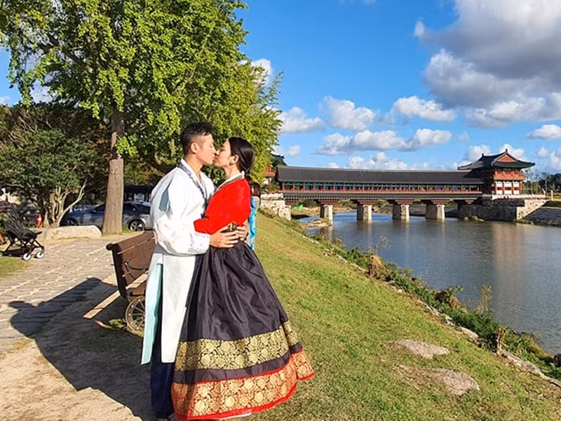 Vợ chồng Anh Tuấn hạn chế đăng ảnh bên nhau trên mạng xã hội. Ảnh: FBNV.