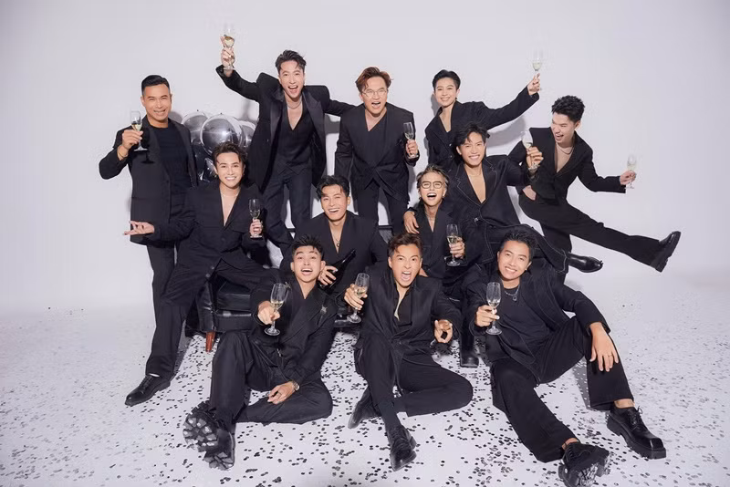 Hội nhà trai diện vest tông đen.
