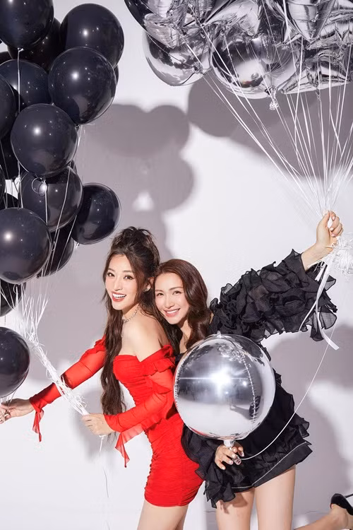 Hòa Minzy hài hước chia sẻ: "Đại diện hội nhà gái của cô dâu Puka, tôi xin thách đố cùng đằng trai ai dám quậy hơn tôi nha".