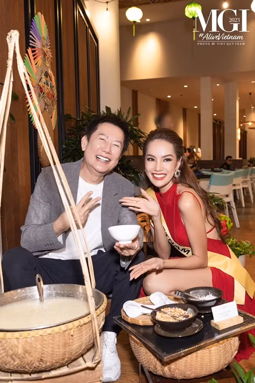 Ông Nawat Itsaragrisil - Chủ tịch Miss Grand International khá ưu ái Lê Hoàng Phương khi liên tục đăng tải hình ảnh bên đại diện Việt Nam. Ảnh: Miss Grand International.