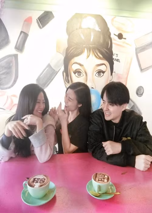 Đông Nhi và Ông Thoại Liên vui vẻ trò chuyện. Ảnh: Saostar.