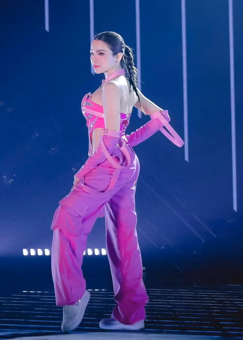 Phong cach goi cam cua Diep Lam Anh tren san khau