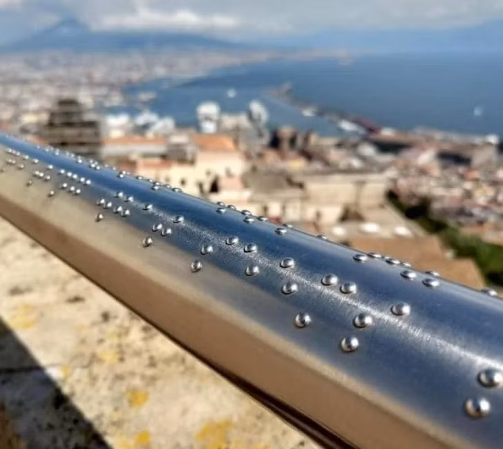 “Lan can trên vọng lâu ở Naples này có chữ nổi mô tả quang cảnh cho người mù", người đăng bức ảnh viết.