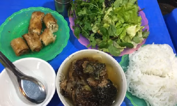CNN Travel phân tích, bún chả trở nên rất hấp dẫn trong mùa hè nóng nực bởi sự kết hợp hoàn hảo của hai thứ đồ ăn rất được yêu thích trên thế giới vào mùa hè là thịt nướng và salad.
