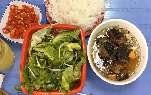 Bên cạnh phở bò, nhiều món ăn khác của Việt Nam cũng đã góp phần nâng tầm ẩm thực Việt trên thế giới. Trong đó, bún chả Việt Nam từng nhiều lần lọt top những món ăn ngon nhất mùa hè cùng với những món ăn hấp dẫn của các quốc gia khác do CNN bình chọn. Ảnh: CNN.