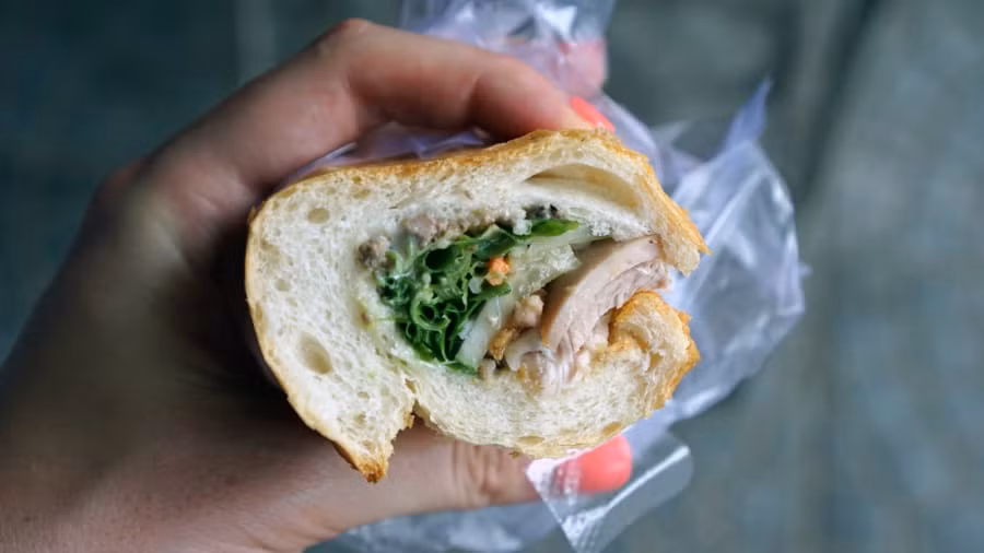 Ngoài bún chả và phở, bánh mì Việt nhiều lần được công nhận bởi các chuyên gia ẩm thực và truyền thông quốc tế. Bánh mì Việt Nam là món ăn có trong từ điển Oxford. Báo The Guardian của Anh xếp bánh mì Việt Nam ở vị trí thứ hai trong danh sách "10 món ăn đường phố ngon và hấp dẫn nhất thế giới". Ảnh: CNN.
