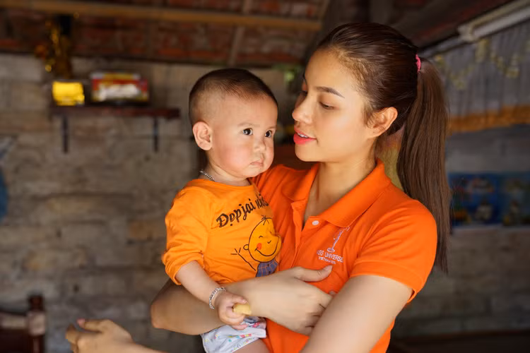 Phạm Hương còn vừa có chuyến trao nhà tình thương tại Hải Phòng cùng đại diện ban tổ chức cuộc thi Hoa hậu Hoàn vũ Việt Nam.