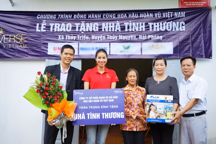 Phạm Hương cùng trưởng ban tổ chức cuộc thi Hoa hậu Hoàn vũ Việt Nam - ông Trần Ngọc Nhật đã đến trao tặng nhà tình thương cho người dân.