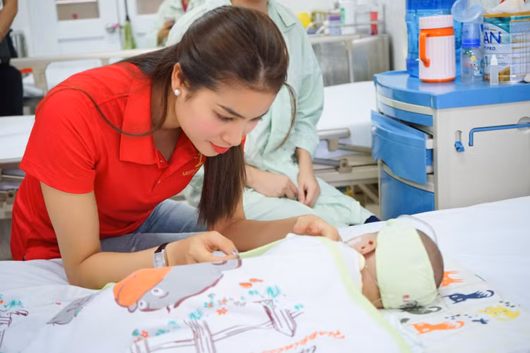 Mới đây, Hoa hậu Phạm Hương đã đến thăm các em thiếu nhi ở Bệnh viện Trẻ em tỉnh Hải Phòng.