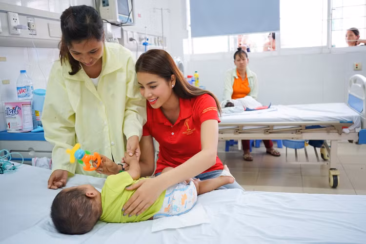 Hoa hau Pham Huong xuc dong cung nung tre nho