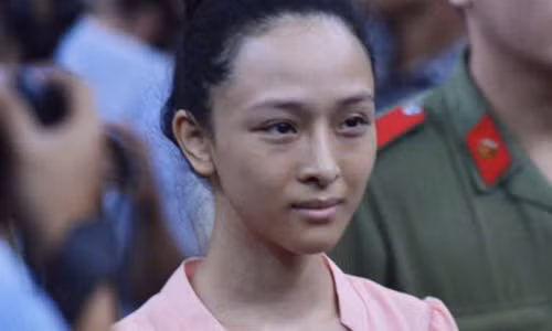 Toc Tien: “Dang buon khi tung ho Phuong Nga la anh hung”