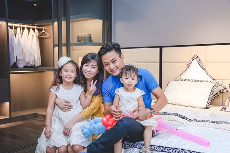 ...Càng nể thì ba lại càng thấy mình kém cỏi vì ba không bảo vệ được mẹ con trước các anh hùng bàn phím, hay các thánh dậy đời và cho mình là tử tế tài giỏi kia", Hồng Đăng mượn lời con gái để bày tỏ tình cảm với vợ. Ảnh: FBNV