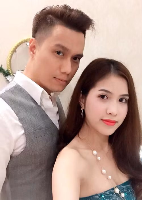 “Bớt tào lao đi nhé mọi người. Tại sao lại xúm vào đôi co với một người vừa đẻ xong và đang cho con bú. Bạn nào cần làm rõ vấn đề gì thì cứ hỏi thẳng tôi nhé, sự việc không có gì thì hãy tôn trọng Facebook của vợ tôi”, Việt Anh tỏ ra sẵn sàng đối mặt với dân mạng thay vợ. Ảnh: FBNV