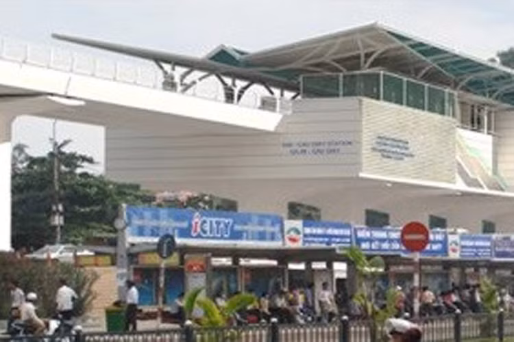 Ga S8 Cầu Giấy - đối diện trường Đại học Giao thông Vận tải, cầu thang lên xuống một bên đường Cầu Giấy.