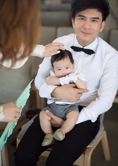 Nam ca sĩ thể hiện vai trò một ông bố đảm đang khi chăm sóc con trai đầu lòng một cách chuyên nghiệp. Ảnh: FBNV