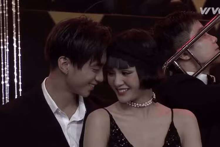 Sau phần trình diễn, HLV Đông Nhi nghi ngờ Soobin Hoàng Sơn và học trò của Tóc Tiên thực sự có tình ý với nhau. Ảnh: Youtube