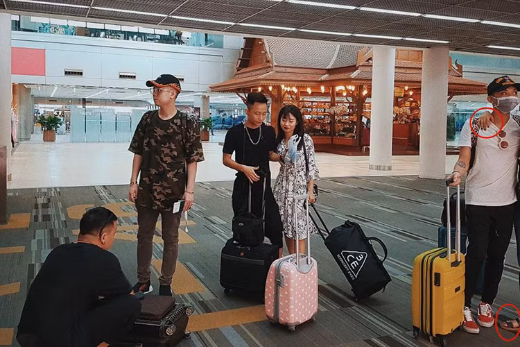 Mới đây, Soobin Hoàng Sơn đi du lịch Thái Lan. Fans phát hiện anh thân mật với một cô gái giấu mặt. Thậm chí, người hâm mộ tìm ra bằng chứng cô gái đó là Hiền Hồ. Ảnh: Dân Việt