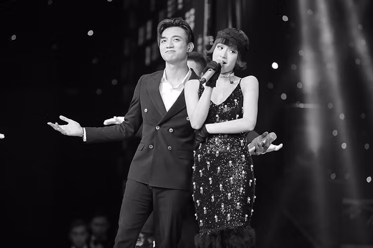Trên sân khấu, Soobin Hoàng Sơn - Hiền Hồ không chỉ hòa giọng ăn ý mà còn có những cử chỉ, ánh mắt tình tứ. Ảnh: FBNV