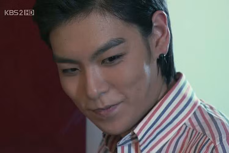 Năm 2010, T.O.P góp mặt trong phim truyền hình “Iris”. Vai diễn của anh là sát thủ bí ẩn tên Vick. Trước đó, T.O.P từ chối nhiều lời mời đóng phim trong đó có cả vai chính của “Vườn sao băng”. Ảnh: Dramabean