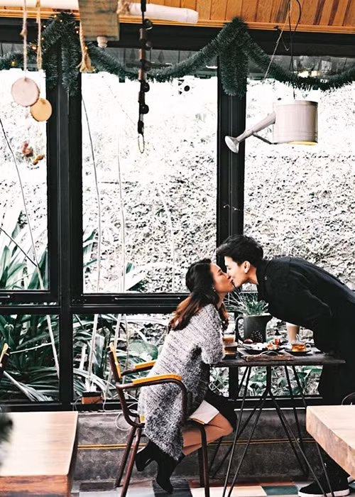 Huỳnh Anh từng chia sẻ, để có cơ hội hẹn hò Hoàng Oanh, anh đã khai gian tuổi tác vì hơn bạn gái đến 2 tuổi.